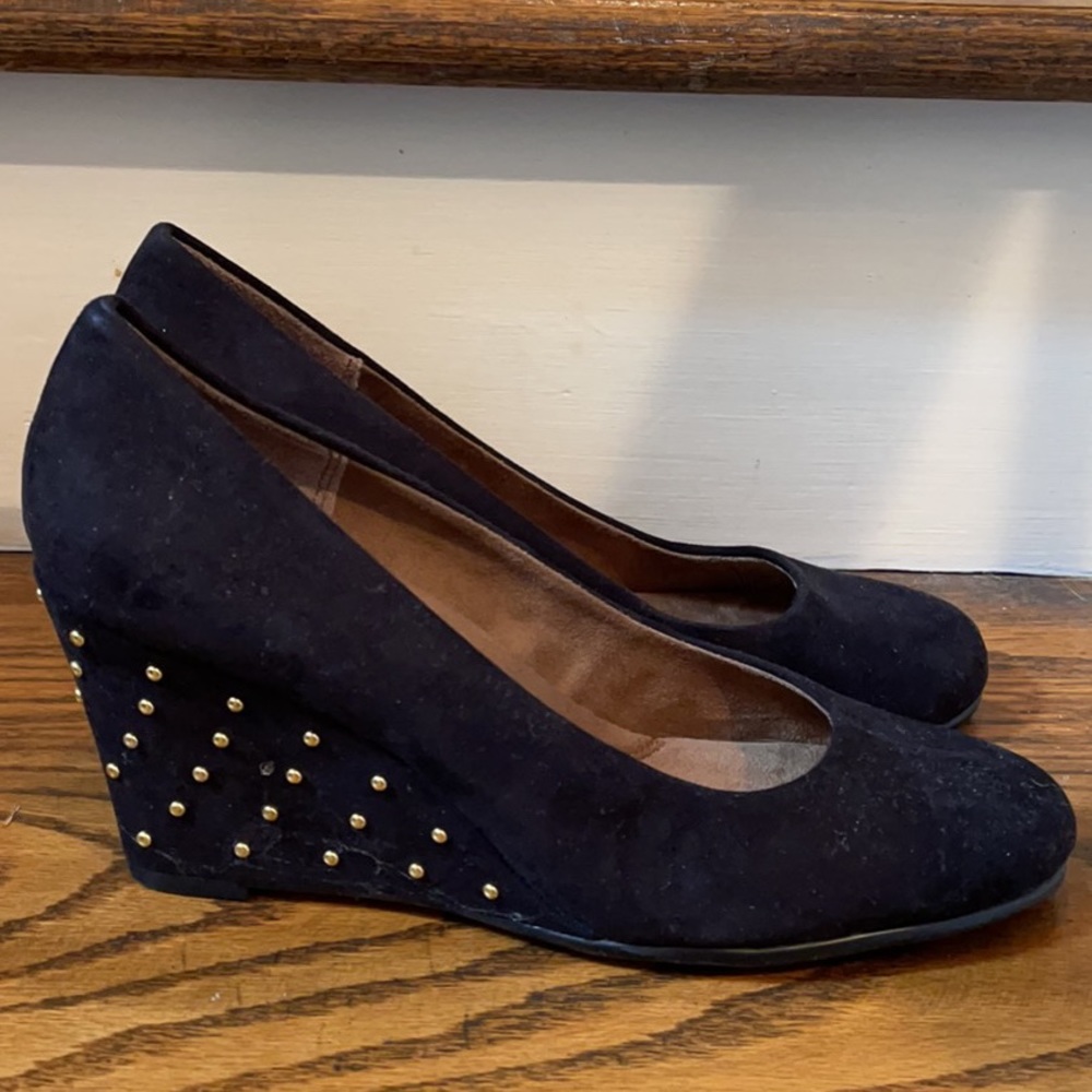 NWOB black Aerosoles wedges w gold studs, 8.5
